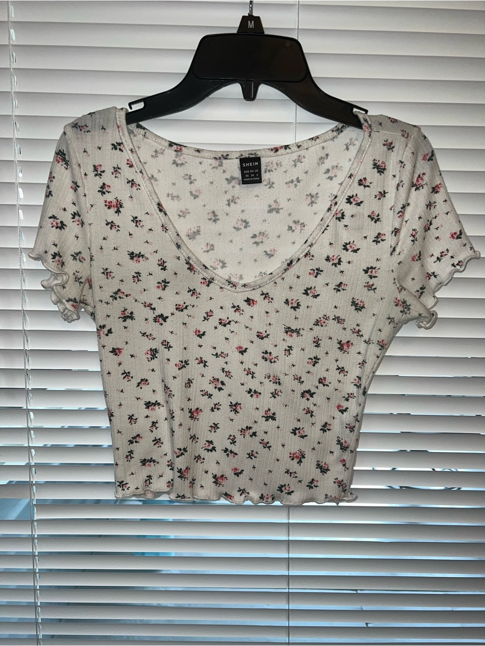 SHEIN White Floral Ribbed V-Neck Crop Top